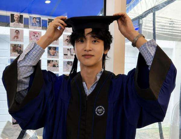 Jang Dong Yoon Akhirnya Lulus dari Universitas Hanyang setelah 15 Tahun Jang Dong Yoon Akhirnya Lulus dari Universitas Hanyang setelah 15 Tahun