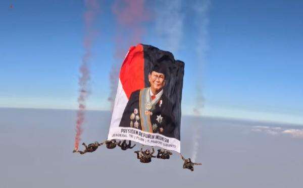 Momen Foto Prabowo Berkibar di Udara saat HUT ke-81 RI Momen Foto Prabowo Berkibar di Udara saat HUT ke-81 RI