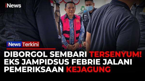 Senyum Santai Mantan Jampidsus Febrie Adriansyah Saat Tiba di Kejagung Pakai Rompi Tahanan Senyum Santai Mantan Jampidsus Febrie Adriansyah Saat Tiba di Kejagung Pakai Rompi Tahanan