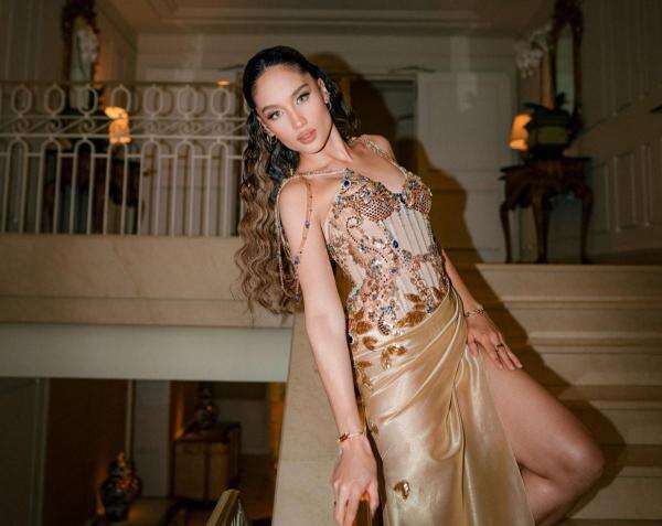 Detail Gaun Emas Cinta Laura di Victoria Secret Fashion Show 2026, Berkilau dengan Kristal Detail Gaun Emas Cinta Laura di Victoria Secret Fashion Show 2026, Berkilau dengan Kristal