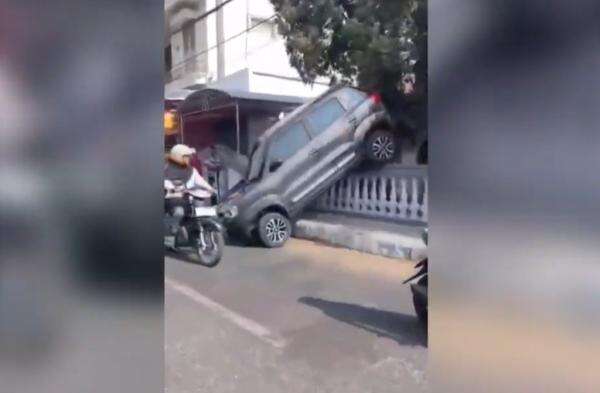 Salah Injak Gas, Mobil Dikemudikan Kakek Jombang Nyangkut di Pagar Rumah Warga Salah Injak Gas, Mobil Dikemudikan Kakek Jombang Nyangkut di Pagar Rumah Warga