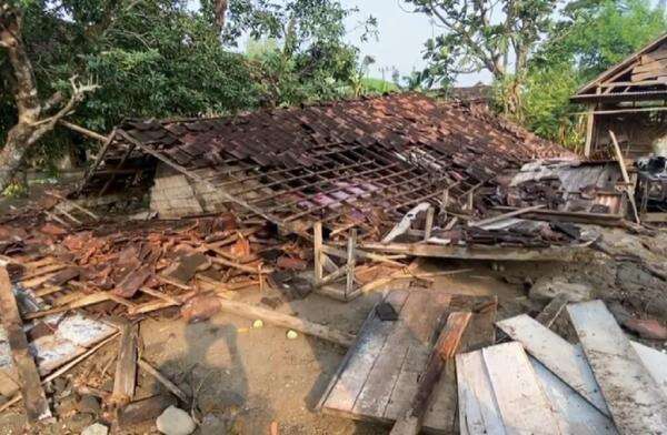 Mencekam! Puting Beliung Terjang 4 Kecamatan di Jombang, Ratusan Rumah Rusak Mencekam! Puting Beliung Terjang 4 Kecamatan di Jombang, Ratusan Rumah Rusak