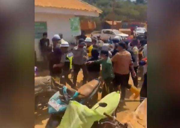Aksi Blokade Jalan di Askon Konawe Utara Ricuh, Warga Bentrok dengan Pekerja Tambang Aksi Blokade Jalan di Askon Konawe Utara Ricuh, Warga Bentrok dengan Pekerja Tambang