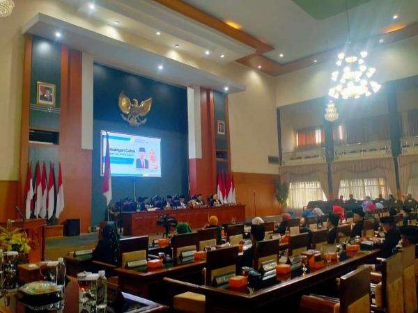 DPRD Umumkan Bupati dan Wakil Bupati Terpilih Hasil Pilkada Kuningan DPRD Umumkan Bupati dan Wakil Bupati Terpilih Hasil Pilkada Kuningan