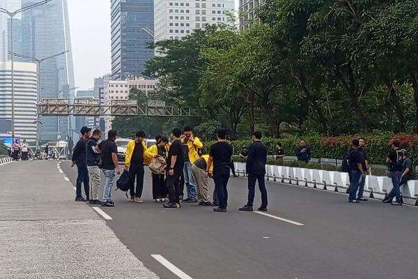 Polisi Tak Berseragam Periksa Mahasiswa yang Hendak Bergabung ke Bundaran HI Polisi Tak Berseragam Periksa Mahasiswa yang Hendak Bergabung ke Bundaran HI