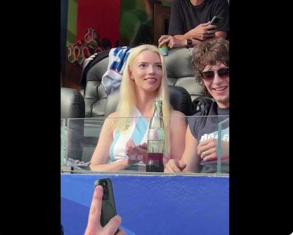 Potret Cantik Anya Taylor-Joy Nonton Piala Dunia 2026 Pakai Jersey Argentina Potret Cantik Anya Taylor-Joy Nonton Piala Dunia 2026 Pakai Jersey Argentina