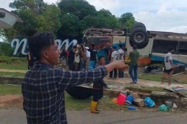 Detik-Detik Kecelakaan Bus Jemaat Gereja Terguling di Jembatan 5 Barelang, Diduga Rem Blong Detik-Detik Kecelakaan Bus Jemaat Gereja Terguling di Jembatan 5 Barelang, Diduga Rem Blong