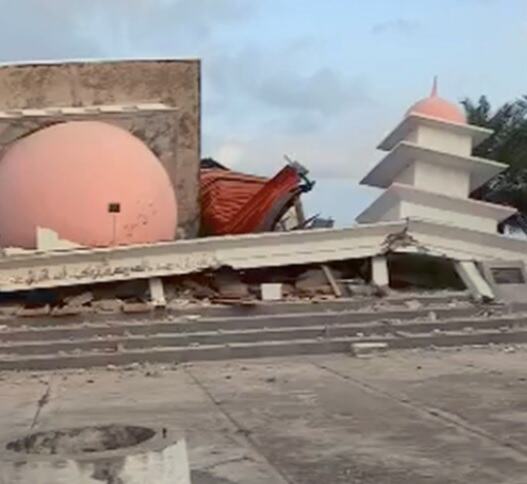 Gempa Dahsyat M7,7 Robohkan Masjid Kubah Merah Putih di Manggarai Timur Gempa Dahsyat M7,7 Robohkan Masjid Kubah Merah Putih di Manggarai Timur
