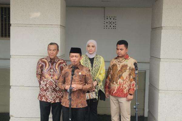 Bahlil Rapat Bareng Bos Danantara, Kapolri hingga Dasco, Klaim Stok BBM Nasional Aman Bahlil Rapat Bareng Bos Danantara, Kapolri hingga Dasco, Klaim Stok BBM Nasional Aman