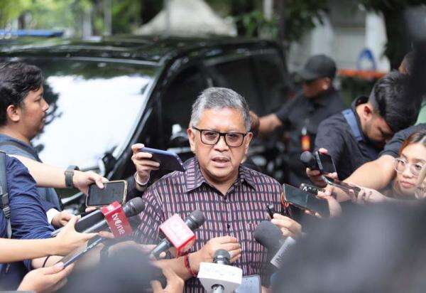Sekjen PDIP Hasto Penuhi Panggilan KPK, Tiba di Gedung Merah Putih Lempar Senyum ke Awak Media Sekjen PDIP Hasto Penuhi Panggilan KPK, Tiba di Gedung Merah Putih Lempar Senyum ke Awak Media
