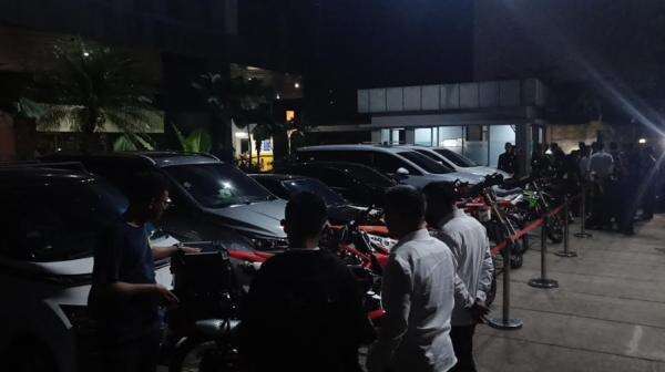 OTT Kantor Imigrasi Jakbar: KPK Sita 22 Kendaraan, 11 Sepeda hingga Ratusan Gram Logam Mulia OTT Kantor Imigrasi Jakbar: KPK Sita 22 Kendaraan, 11 Sepeda hingga Ratusan Gram Logam Mulia