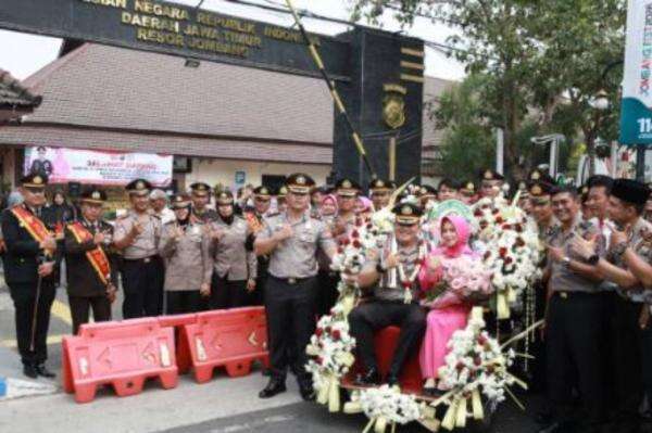 AKBP Ardi Kurniawan Pamit dari Polres Jombang sebelum Tinggalkan Kota Santri AKBP Ardi Kurniawan Pamit dari Polres Jombang sebelum Tinggalkan Kota Santri