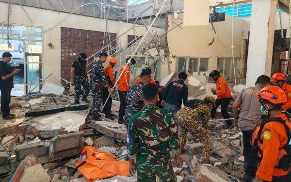 PMI Kerahkan Logistik untuk Tangani Korban Gempa M7,7 NTT PMI Kerahkan Logistik untuk Tangani Korban Gempa M7,7 NTT