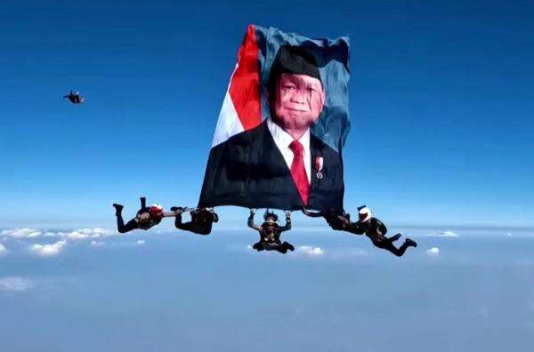 Kopassus TNI Kibarkan Foto Prabowo saat HUT RI, Istana: Bentuk Kebanggan Prajurit Kopassus TNI Kibarkan Foto Prabowo saat HUT RI, Istana: Bentuk Kebanggan Prajurit