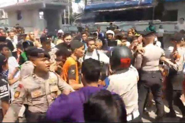 Mencekam, 1 Orang Terkapar Akibat Bentrokan Antarwarga di Jalan Tambak Menteng Mencekam, 1 Orang Terkapar Akibat Bentrokan Antarwarga di Jalan Tambak Menteng