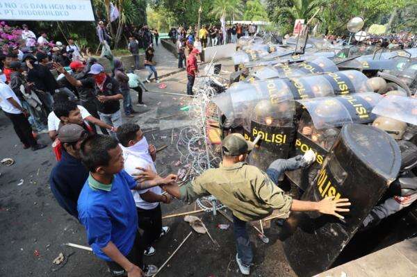 Polisi Tangkap 69 Orang saat Proses Eksekusi Hotel Sultan Polisi Tangkap 69 Orang saat Proses Eksekusi Hotel Sultan