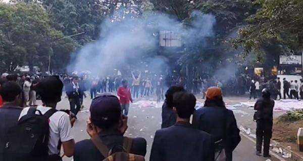 Demo Mahasiswa di Gedung DPRD Jabar Ricuh, Dipicu Lemparan Petasan ke Polisi Demo Mahasiswa di Gedung DPRD Jabar Ricuh, Dipicu Lemparan Petasan ke Polisi