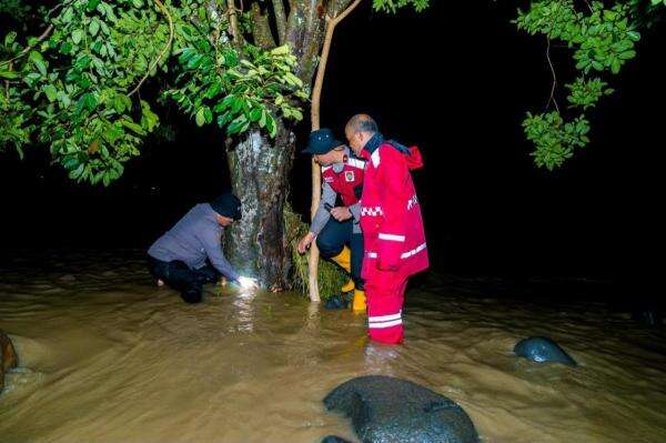 Polri Kerahkan Personel untuk Evakuasi Korban Banjir Padang Polri Kerahkan Personel untuk Evakuasi Korban Banjir Padang