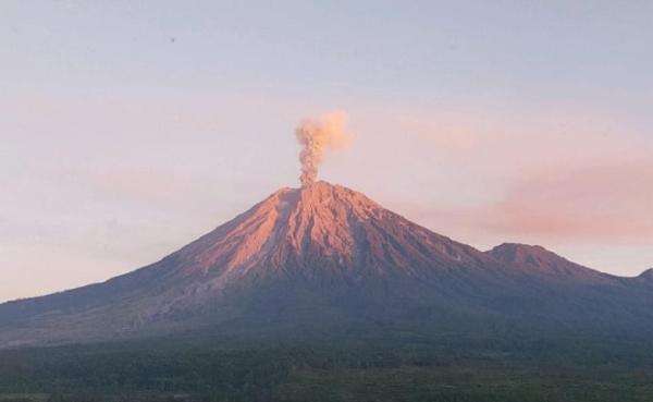 Gunung Semeru Meletus Sore Ini, Kolom Abu Tebal 800 Meter Menjulang ke Langit Gunung Semeru Meletus Sore Ini, Kolom Abu Tebal 800 Meter Menjulang ke Langit