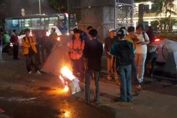 Demo Mahasiswa di Kejagung Berlanjut hingga Malam, Massa Bakar Ban-Dirikan Tenda Demo Mahasiswa di Kejagung Berlanjut hingga Malam, Massa Bakar Ban-Dirikan Tenda