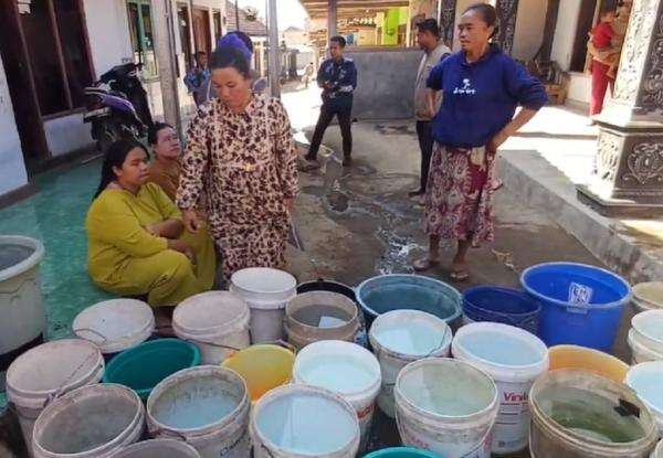 Dampak Darurat Kekeringan, Emak-Emak di Klabang Bondowoso Serbu Droping Air Bersih Dampak Darurat Kekeringan, Emak-Emak di Klabang Bondowoso Serbu Droping Air Bersih