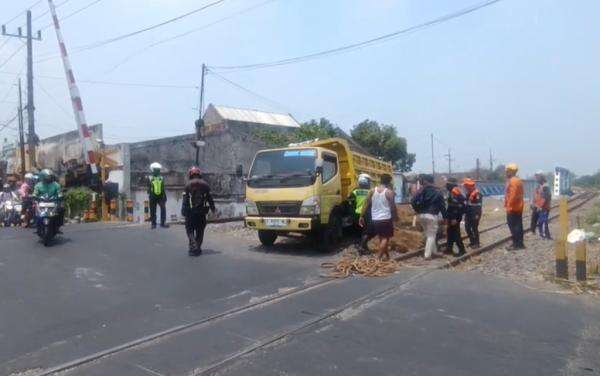 Dump Truk Terperosok di Jalur Ganda Mojokerto, 3 Perjalanan KA Terganggu Dump Truk Terperosok di Jalur Ganda Mojokerto, 3 Perjalanan KA Terganggu