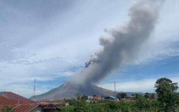 Gunung Sinabung Erupsi Dahsyat Luncurkan Kolom Abu 3.500 Meter, Status Naik Siaga! Gunung Sinabung Erupsi Dahsyat Luncurkan Kolom Abu 3.500 Meter, Status Naik Siaga!