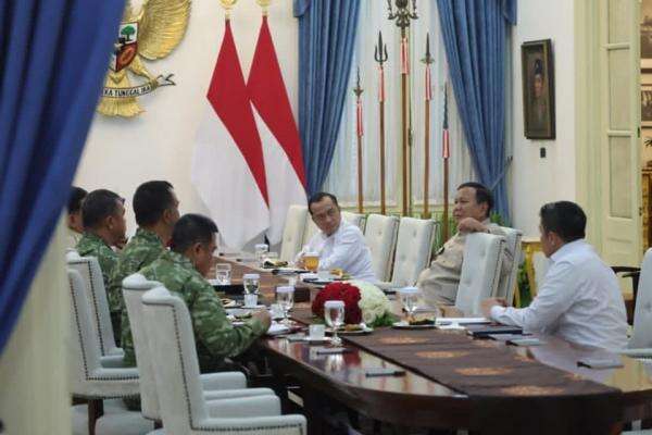 Prabowo Bertemu Panglima TNI hingga 3 Kepala Staf di Istana, Bahas Apa? Prabowo Bertemu Panglima TNI hingga 3 Kepala Staf di Istana, Bahas Apa?