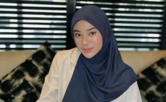Clara Shinta Bantah Isu Lepas Hijab dan Dugem: Cuma Video Call dengan Asisten di Kamar Clara Shinta Bantah Isu Lepas Hijab dan Dugem: Cuma Video Call dengan Asisten di Kamar