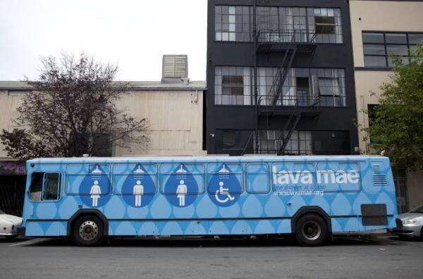Bus Bekas Diubah Jadi Shower Keliling untuk Tunawisma Mandi Bus Bekas Diubah Jadi Shower Keliling untuk Tunawisma Mandi