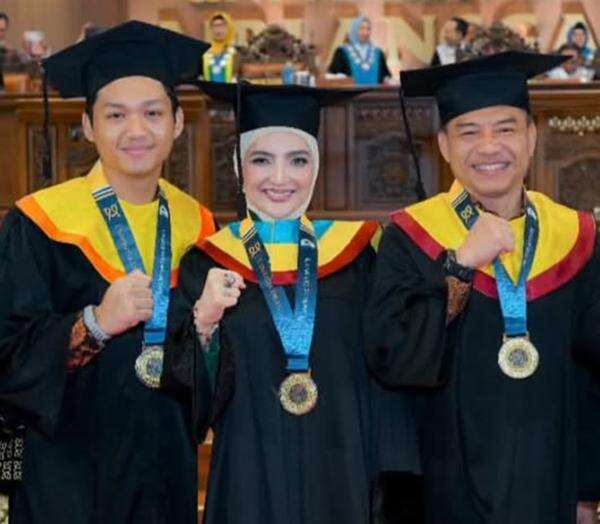 Keluarga Inspiratif! Potret Ashanty, Anang, dan Azriel Wisuda Bareng di Universitas Airlangga Keluarga Inspiratif! Potret Ashanty, Anang, dan Azriel Wisuda Bareng di Universitas Airlangga