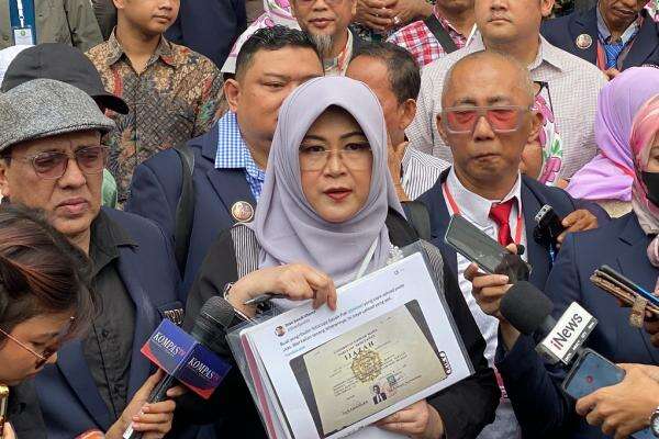 Dokter Tifa: Pak Jokowi yang Saya Hormati, Kalau Memang Punya Ijazah Tunjukkan Dokter Tifa: Pak Jokowi yang Saya Hormati, Kalau Memang Punya Ijazah Tunjukkan