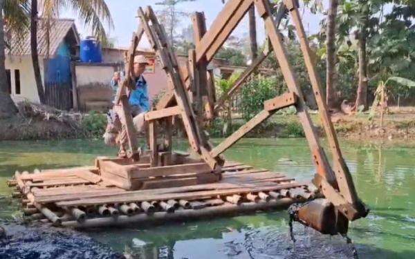Kreatif! Pria di Karawang Rakit Ekskavator Kayu demi Bangun Rumah Idaman Kreatif! Pria di Karawang Rakit Ekskavator Kayu demi Bangun Rumah Idaman