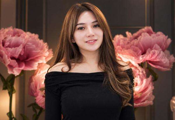Berlliana Lovell Bantah Permainkan Agama karena Pasang Lepas Hijab Berlliana Lovell Bantah Permainkan Agama karena Pasang Lepas Hijab