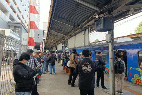Reaksi Penumpang KA Jakarta-Bogor Tertahan Sekitar 1 Jam Akibat Ada Kecelakaan Reaksi Penumpang KA Jakarta-Bogor Tertahan Sekitar 1 Jam Akibat Ada Kecelakaan