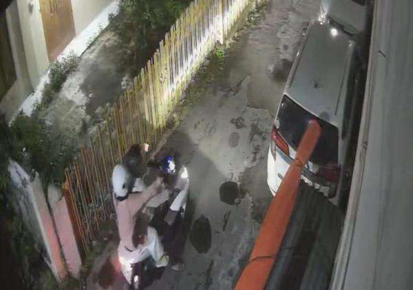 Detik-Detik Aksi OTK 5 Kali Tembak Mobil di Malang Terekam CCTV!