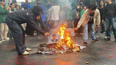 Selain Foto Mayor Teddy, Mahasiswa Juga Bakar Bendera Partai Gerindra Selain Foto Mayor Teddy, Mahasiswa Juga Bakar Bendera Partai Gerindra