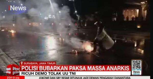 Ricuh, Polisi Bubarkan Paksa Massa Aksi Tolak UU TNI di Surabaya Ricuh, Polisi Bubarkan Paksa Massa Aksi Tolak UU TNI di Surabaya