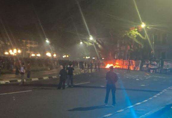 Ricuh Demo Tolak UU TNI di Malang, 6 Orang Ditangkap 6 Hilang Kontak Ricuh Demo Tolak UU TNI di Malang, 6 Orang Ditangkap 6 Hilang Kontak