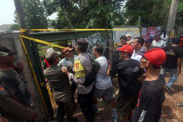Protes Bau Sampah Menyengat, Warga Meruyung Depok Segel TPS Liar di Permukiman Protes Bau Sampah Menyengat, Warga Meruyung Depok Segel TPS Liar di Permukiman