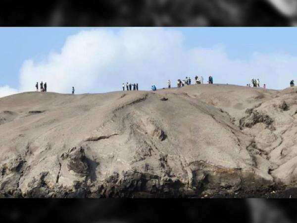Edan! Puluhan Wisatawan Nekat Naik ke Gunung Anak Krakatau demi Alasan FOMO Edan! Puluhan Wisatawan Nekat Naik ke Gunung Anak Krakatau demi Alasan FOMO