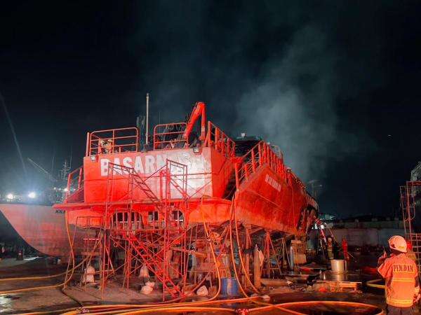 Kapal Milik Basarnar Terbakar di Muara Baru, Polda Metro Gelar Penyelidikan Kapal Milik Basarnar Terbakar di Muara Baru, Polda Metro Gelar Penyelidikan