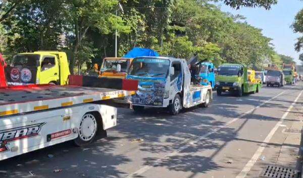 Ratusan Sopir Truk Demo Dishub Jatim dan Pertamina, Desak Evaluasi Barcode Solar Subsidi Ratusan Sopir Truk Demo Dishub Jatim dan Pertamina, Desak Evaluasi Barcode Solar Subsidi