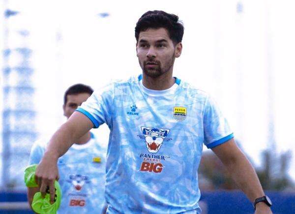 Sandy Walsh Ungkap Perasaan Bahagia Usai Jalani Latihan Perdana Bersama Persib Bandung Sandy Walsh Ungkap Perasaan Bahagia Usai Jalani Latihan Perdana Bersama Persib Bandung