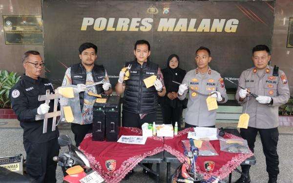 Polri Bongkar Komplotan Pencuri Baterai Tower di 17 Titik, Kerugian Capai Rp432 Juta Polri Bongkar Komplotan Pencuri Baterai Tower di 17 Titik, Kerugian Capai Rp432 Juta