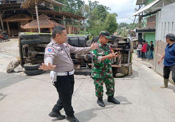 Dump Truk Terguling di Bogor gegara Tak Kuat Nanjak, Sopir Terluka Dump Truk Terguling di Bogor gegara Tak Kuat Nanjak, Sopir Terluka
