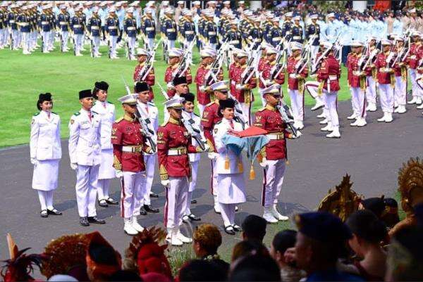 Formasi Tim Paskibraka 'Indonesia Adil Makmur' Bertugas pada Upacara Penurunan Bendera di Istana Formasi Tim Paskibraka 'Indonesia Adil Makmur' Bertugas pada Upacara Penurunan Bendera di Istana