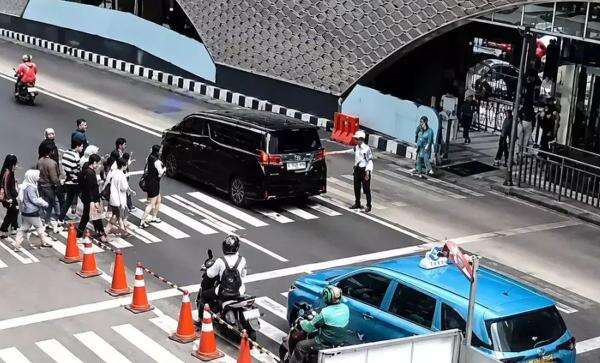 Terungkap! Sopir dan Penumpang Alphard yang Ribut dengan Satpam Anggota Polda Jabar Terungkap! Sopir dan Penumpang Alphard yang Ribut dengan Satpam Anggota Polda Jabar