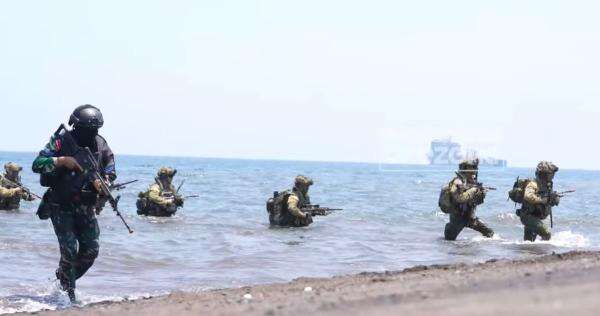 Sangar! TNI–Militer Australia Unjuk Kekuatan Gempur Pantai Banongan Situbondo Sangar! TNI–Militer Australia Unjuk Kekuatan Gempur Pantai Banongan Situbondo