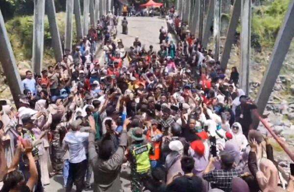 Diiringi Selawat, Warga Buka Akses Jalan Enang-Enang Hasil Patungan Rp1 Miliar Diiringi Selawat, Warga Buka Akses Jalan Enang-Enang Hasil Patungan Rp1 Miliar
